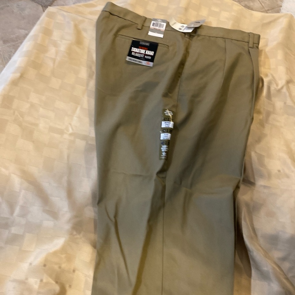Dockers Signature Khaki. 42x30. NWT
